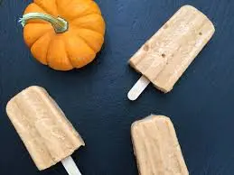 Popsicles made from apples and pumpkins 